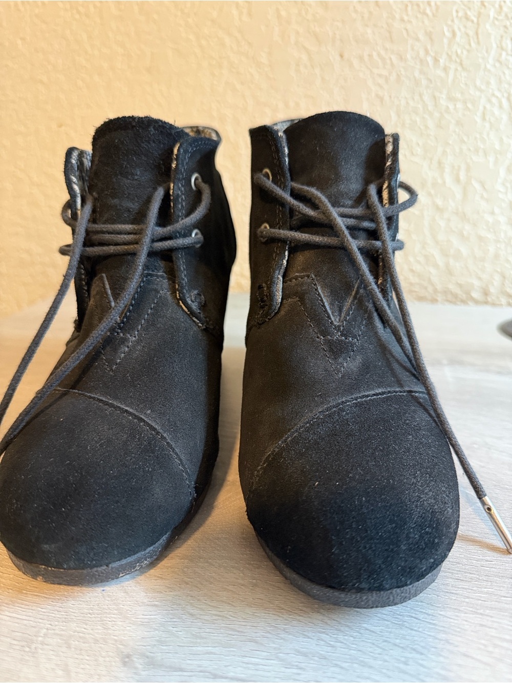Tom’s Women Black Suede  lace up ankle boots. Size 8.5